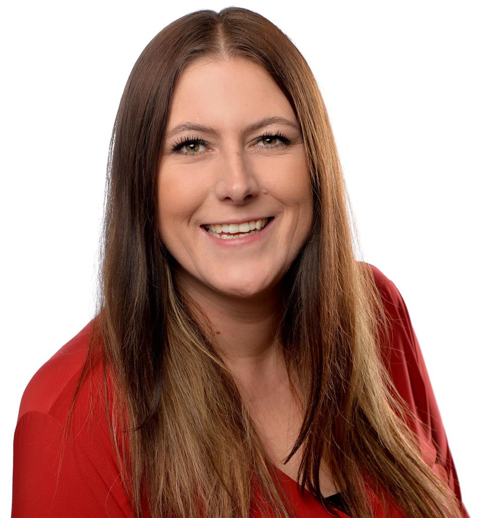 Junge Frau mit langem dunklem Haar, trägt eine rote Bluse, Mitarbeiterin/Teamleitung Sozialstation Bernkastel-Kues 