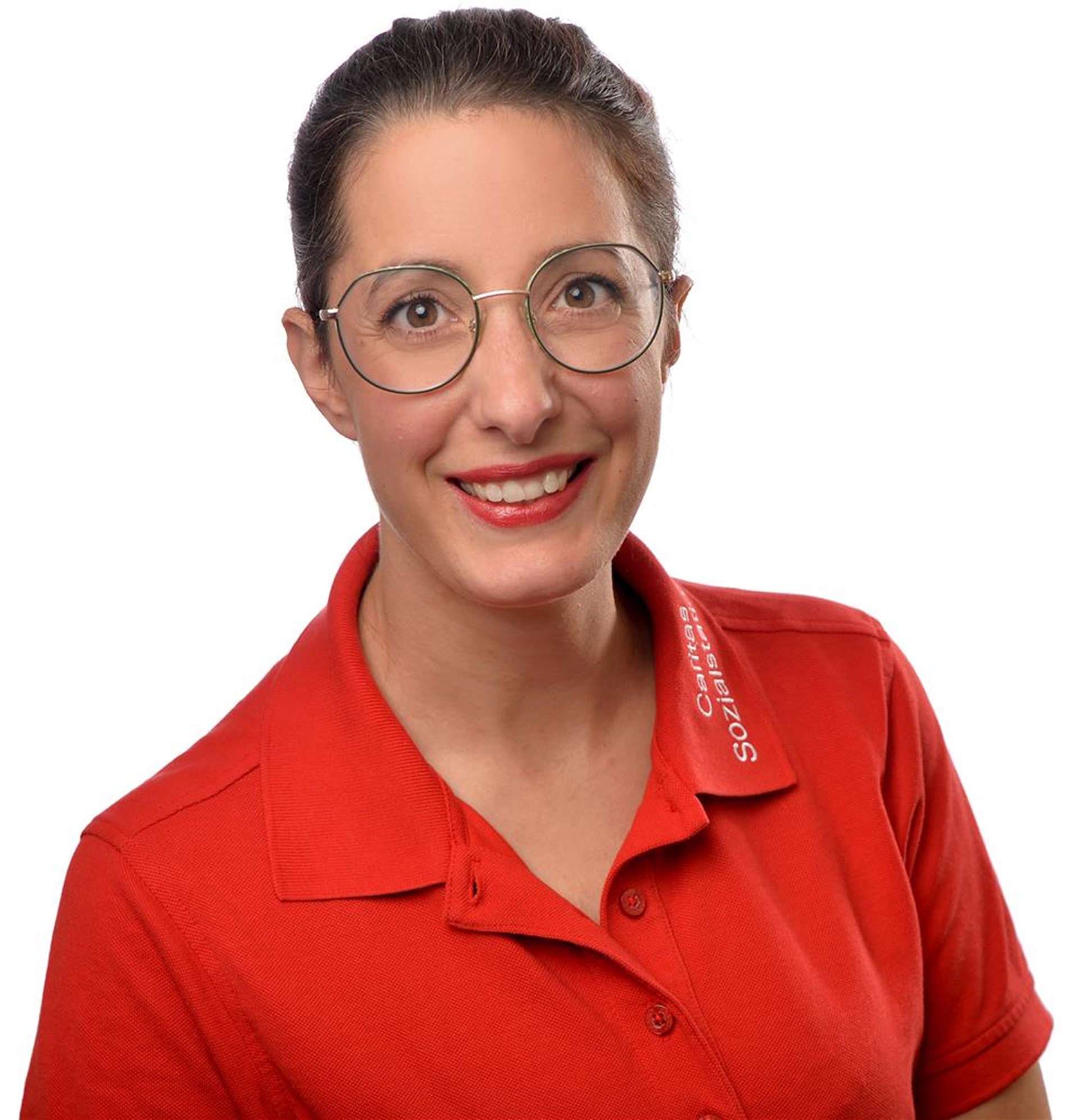 Junge Frau mit dunklem Haar, Brille, trägt ein rotes Poloshirt, Mitarbeiterin Teamleitung Sozialstation Wittlich 