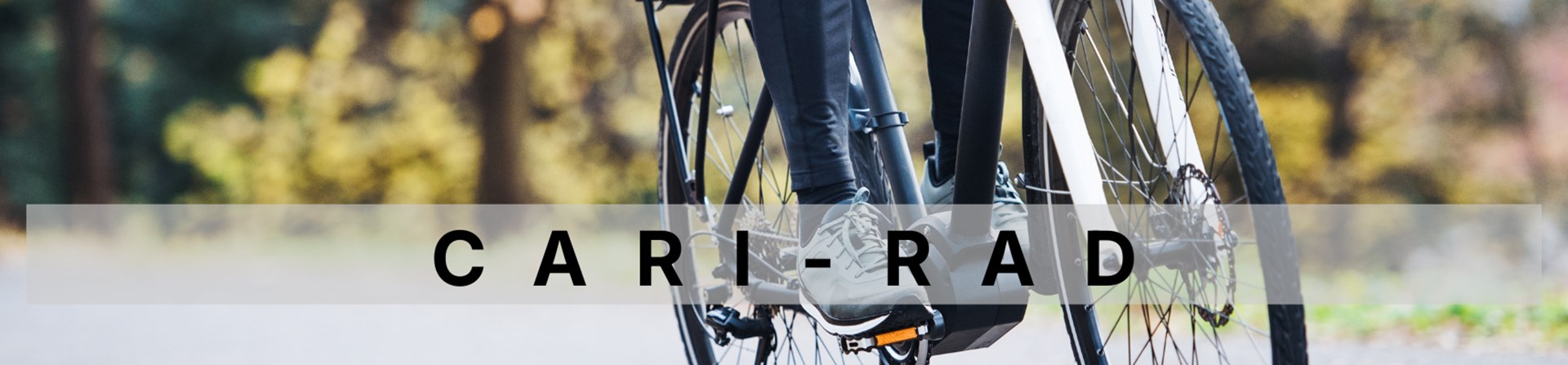 Eine Person fährt auf einem Fahrrad. 