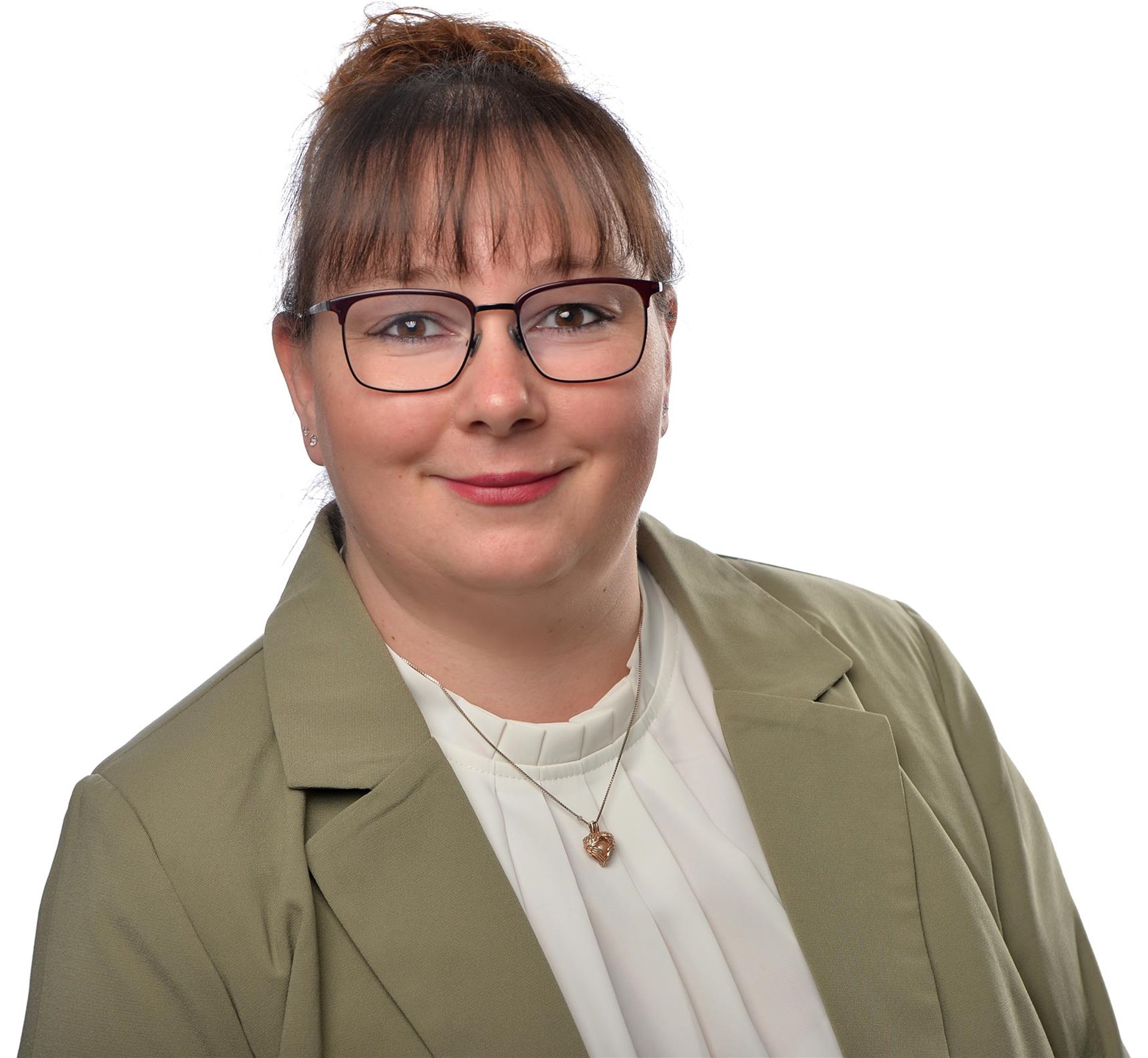 Frau mit dunklen hochgesteckten Haaren, Brille, sie trägt einen grünen Blazer und eine weiße Bluse, Mitarbeiterin Stellvertretende Leitung Sozialstation Lutzerath